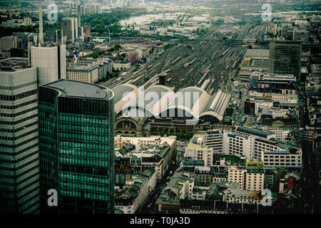 Il quartiere centrale degli affari di Francoforte insieme con la stazione centrale, la più trafficata Stazione ferroviaria in Germania. Foto Stock