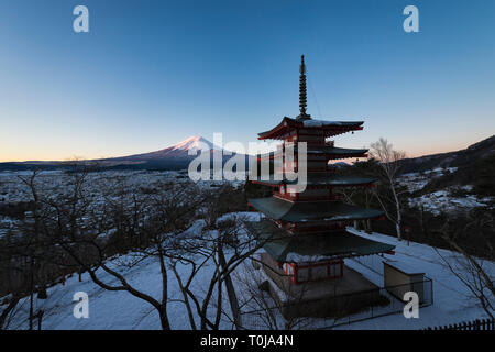 Mt. Fuji oltre la Pagoda Chureito in inverno Foto Stock