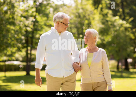 Felice coppia senior a piedi d'estate il parco Foto Stock