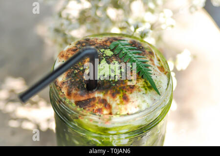 Il tè verde Matcha, il tè verde o verde tè caffè latte Foto Stock