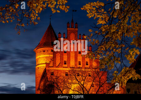 Polacco castello gotico in Olsztyn - autunno di notte Foto Stock