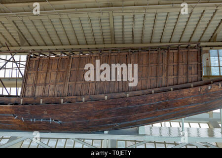 Il restaurato Khufu nave chiatta solare, accanto alla grande Piramide di Giza, il Cairo, Egitto Foto Stock