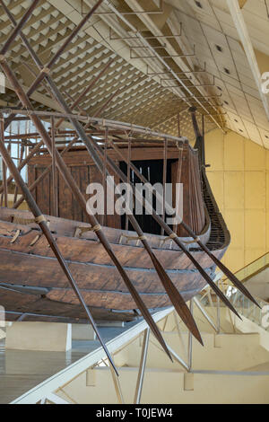 Il restaurato Khufu nave chiatta solare, accanto alla grande Piramide di Giza, il Cairo, Egitto Foto Stock