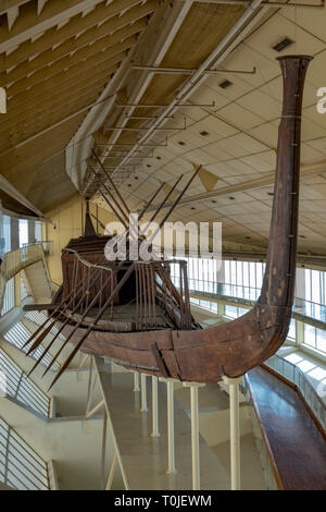 Il restaurato Khufu nave chiatta solare, accanto alla grande Piramide di Giza, il Cairo, Egitto Foto Stock