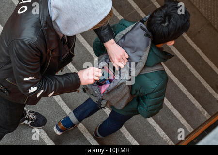 Il furto di un telefono cellulare da uno zaino, strada di attività criminale, mettere foto, Diebstahl eines Handys aus einem zaino, Straßenkriminalität, gestellt Foto Stock