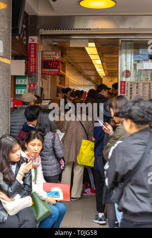 I turisti in coda sulla l'originale Din Tai Fung principale negozio ristorante sulla strada Xinyi. Stella Michelin aggiudicati DinTaiFung Foto Stock