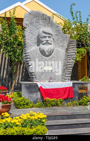 Un monumento e carving del rispettato il polacco Kazimierz Kwiatkowski, praticamente dimenticato nella sua patria, era conosciuto e rispettato in Vietnam. Foto Stock