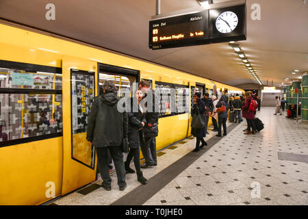 U9, stazione ferroviaria del giardino zoologico, Charlottenburg di Berlino, Germania, Bahnhof Zoologischer Garten, Deutschland Foto Stock