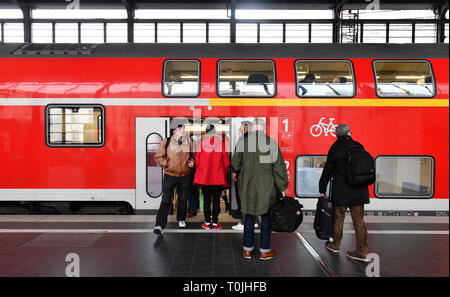 Strada Regionale, stazione ferroviaria del giardino zoologico, Charlottenburg di Berlino, Germania, Regionalbahn, Bahnhof Zoologischer Garten, Deutschland Foto Stock