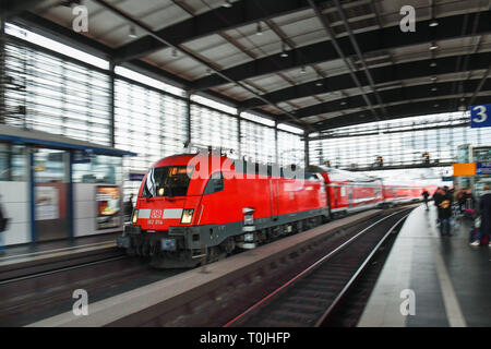 Strada Regionale, stazione ferroviaria del giardino zoologico, Charlottenburg di Berlino, Germania, Regionalbahn, Bahnhof Zoologischer Garten, Deutschland Foto Stock