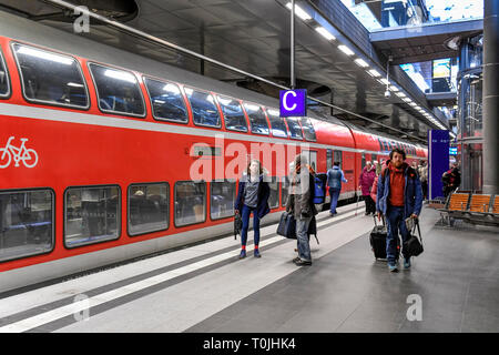 Treno regionale espresso, stazione centrale, Moabit, medio, Berlino, Germania, Regionalexpress, Hauptbahnhof, Mitte, Deutschland Foto Stock