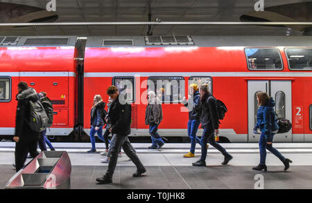 Treno regionale espresso, stazione centrale, Moabit, medio, Berlino, Germania, Regionalexpress, Hauptbahnhof, Mitte, Deutschland Foto Stock