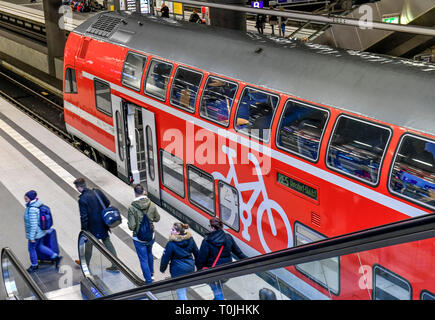 Treno regionale espresso, stazione centrale, Moabit, medio, Berlino, Germania, Regionalexpress, Hauptbahnhof, Mitte, Deutschland Foto Stock