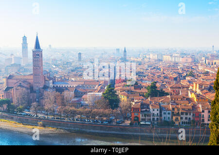 Vista della città di Verona con il fiume Adige su una mattina di sole, Italia. Foto Stock