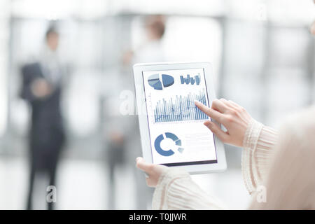 Business donna punti il suo dito lo schermo di una tavoletta digitale. foto con spazio di copia Foto Stock