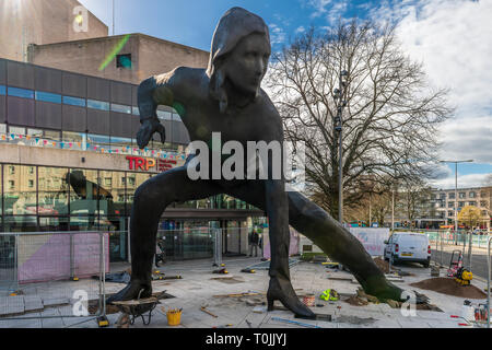 Dopo un lungo viaggio da una fonderia in Galles del Nord alla sua posizione finale al di fuori del Theatre Royal Plymouth, la scultura in bronzo 'messaggero' è il Foto Stock