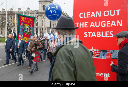 La piazza del Parlamento, Londra, Regno Unito. 20 marzo, 2019. Pro Brexit suupporters tenere cartelloni al di fuori della sede del Parlamento come MPs dibattito interno rinviare Brexit. Un passaggio di marzo dal personale carcerario associazione campagne di sensibilizzazione contro la violenza, età pensionistica si sposta al Methodist Central Hall per un rally prima di POA membri loro lobby MPs. Credito: Malcolm Park/Alamy Live News. Foto Stock