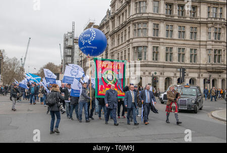 La piazza del Parlamento, Londra, Regno Unito. 20 marzo, 2019. Il personale carcerario associazione marzo e il Rally si svolge in Westminster, con membri dimostrando per la sicurezza sul luogo di lavoro, la pensione età di pensionamento di 60 e la gestione dello stato delle carceri. Le teste di marzo al Methodist Central Hall per un rally prima che i membri lobby e i loro deputati al Parlamento. Credito: Malcolm Park/Alamy Live News. Foto Stock