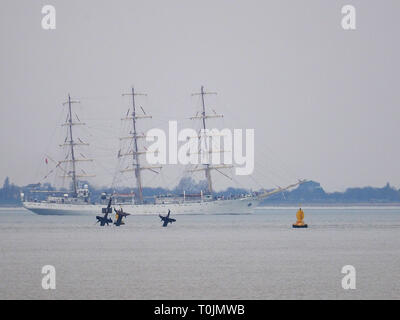 Sheerness, Kent, Regno Unito. Xx marzo, 2019. Il polacco Tall Ship 'Dar Mlodziezy' come visto fuori Sheerness, Kent dopo la partenza da Londra. Pic: passando il relitto della SS Richard Montgomery nell'estuario del Tamigi. Attualmente si tratta dell'impresa di un giro del mondo viaggio per contrassegnare i cento anni della Polonia con la dichiarazione di indipendenza nel 1918. Credito: James Bell/Alamy Live News Foto Stock