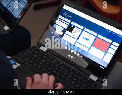 Potsdam, Germania. 20 Mar, 2019. Un decimo di classe della scuola di Voltaire si occupa della figura di Gretchen da Goethe il Faust. Credito: Bernd Settnik/dpa-Zentralbild/dpa/Alamy Live News Foto Stock