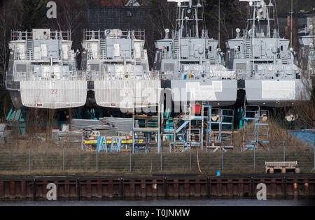 Wolgast, Germania. Xix Mar, 2019. Per la protezione delle zone costiere di imbarcazioni per Arabia Saudita si trovano sul cantiere locali del cantiere navale Peene in Wolgast, che appartiene al cantiere di Lürssen gruppo. La Wolgast cantiere navale che è stata colpita dal divieto di esportazione dal 2018, non è ancora in grado di offrire la pattuglia delle imbarcazioni destinate per l'Arabia Saudita. Secondo la società, questo non solo avrà un impatto negativo sulla situazione occupazionale del cantiere e dei suoi fornitori, ma anche sul previsto fatturato e fatturato. Credito: Stefan Sauer/dpa-Zentralbild/dpa/Alamy Live News Foto Stock