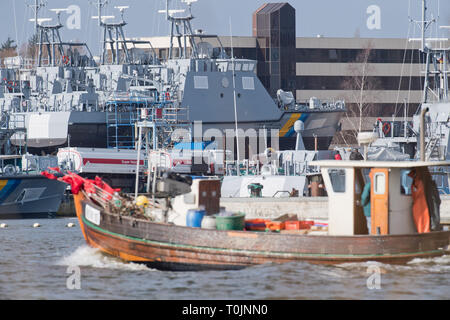 Wolgast, Germania. Xix Mar, 2019. Per la protezione delle zone costiere di imbarcazioni per Arabia Saudita si trovano sul cantiere locali del cantiere navale Peene in Wolgast, che appartiene al cantiere di Lürssen gruppo. La Wolgast cantiere navale che è stata colpita dal divieto di esportazione dal 2018, non è ancora in grado di offrire la pattuglia delle imbarcazioni destinate per l'Arabia Saudita. Secondo la società, questo non solo avrà un impatto negativo sulla situazione occupazionale del cantiere e dei suoi fornitori, ma anche sul previsto fatturato e fatturato. Credito: Stefan Sauer/dpa-Zentralbild/dpa/Alamy Live News Foto Stock