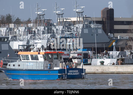 Wolgast, Germania. Xix Mar, 2019. Per la protezione delle zone costiere di imbarcazioni per Arabia Saudita si trovano sul cantiere locali del cantiere navale Peene in Wolgast, che appartiene al cantiere di Lürssen gruppo. La Wolgast cantiere navale che è stata colpita dal divieto di esportazione dal 2018, non è ancora in grado di offrire la pattuglia delle imbarcazioni destinate per l'Arabia Saudita. Secondo la società, questo non solo avrà un impatto negativo sulla situazione occupazionale del cantiere e dei suoi fornitori, ma anche sul previsto fatturato e fatturato. Credito: Stefan Sauer/dpa-Zentralbild/dpa/Alamy Live News Foto Stock