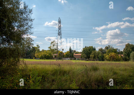 Johannesburg, Sud Africa, 20 marzo, 2019. Le linee elettriche in Emmarentia, Johannesburg. Il Sud Africa sta attraversando una crisi di energia elettrica ed è attualmente di alleggerimento del carico 24/7 sulla base di una rotazione. Stato dell'azienda elettrica Eskom non dispone di alimentazione sufficiente per mantenere la nazione luci accese. Attualmente nessun altra soluzione è stato annunciato. Credito: Eva-Lotta Jansson/Alamy News Foto Stock