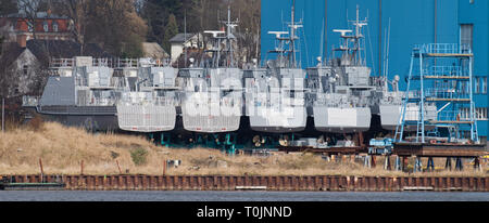 Wolgast, Germania. Xix Mar, 2019. Per la protezione delle zone costiere di imbarcazioni per Arabia Saudita si trovano sul cantiere locali del cantiere navale Peene in Wolgast, che appartiene al cantiere di Lürssen gruppo. La Wolgast cantiere navale che è stata colpita dal divieto di esportazione dal 2018, non è ancora in grado di offrire la pattuglia delle imbarcazioni destinate per l'Arabia Saudita. Secondo la società, questo non solo avrà un impatto negativo sulla situazione occupazionale del cantiere e dei suoi fornitori, ma anche sul previsto fatturato e fatturato. Credito: Stefan Sauer/dpa-Zentralbild/dpa/Alamy Live News Foto Stock