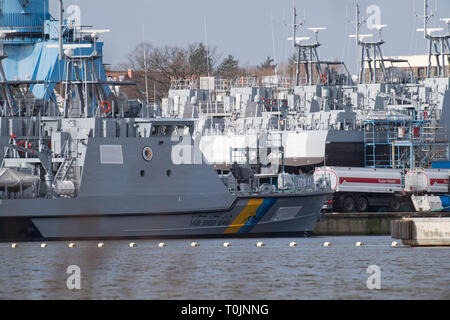 Wolgast, Germania. Xix Mar, 2019. Per la protezione delle zone costiere di imbarcazioni per Arabia Saudita si trovano sul cantiere locali del cantiere navale Peene in Wolgast, che appartiene al cantiere di Lürssen gruppo. La Wolgast cantiere navale che è stata colpita dal divieto di esportazione dal 2018, non è ancora in grado di offrire la pattuglia delle imbarcazioni destinate per l'Arabia Saudita. Secondo la società, questo non solo avrà un impatto negativo sulla situazione occupazionale del cantiere e dei suoi fornitori, ma anche sul previsto fatturato e fatturato. Credito: Stefan Sauer/dpa-Zentralbild/dpa/Alamy Live News Foto Stock