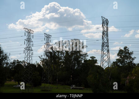 Johannesburg, Sud Africa, 20 marzo, 2019. Le linee elettriche in Emmarentia, Johannesburg. Il Sud Africa sta attraversando una crisi di energia elettrica ed è attualmente di alleggerimento del carico 24/7 sulla base di una rotazione. Stato dell'azienda elettrica Eskom non dispone di alimentazione sufficiente per mantenere la nazione luci accese. Attualmente nessun altra soluzione è stato annunciato. Credito: Eva-Lotta Jansson/Alamy News Foto Stock