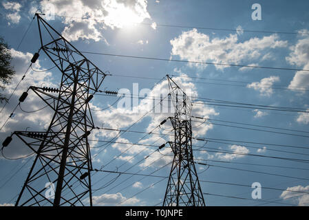 Johannesburg, Sud Africa, 20 marzo, 2019. Le linee elettriche in Emmarentia, Johannesburg. Il Sud Africa sta attraversando una crisi di energia elettrica ed è attualmente di alleggerimento del carico 24/7 sulla base di una rotazione. Stato dell'azienda elettrica Eskom non dispone di alimentazione sufficiente per mantenere la nazione luci accese. Attualmente nessun altra soluzione è stato annunciato. Credito: Eva-Lotta Jansson/Alamy News Foto Stock