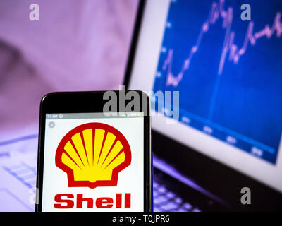 L'Ucraina. 20 Mar, 2019. Royal Dutch Shell company logo che si vede visualizzato su un telefono intelligente. Credito: Igor Golovniov SOPA/images/ZUMA filo/Alamy Live News Foto Stock