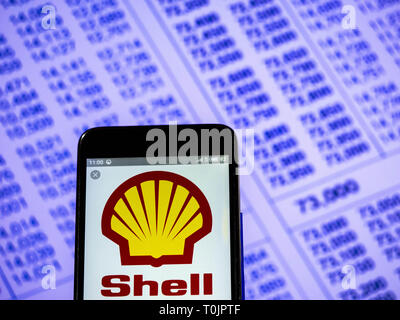 L'Ucraina. 20 Mar, 2019. Royal Dutch Shell company logo che si vede visualizzato su un telefono intelligente. Credito: Igor Golovniov SOPA/images/ZUMA filo/Alamy Live News Foto Stock
