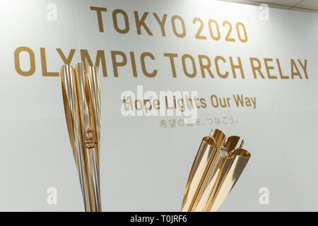 Tokyo, Giappone. 20 Mar, 2019. La Tokyo 2020 torcia olimpica è svelato nel corso di una conferenza stampa. La torcia a forma di fiore di ciliegio fiore sarà utilizzato per raffigurante la torcia relè. La fiamma olimpica è programmato per arrivare dalla Grecia in Giappone il 20 marzo 2020. Credito: Rodrigo Reyes Marin/ZUMA filo/Alamy Live News Foto Stock