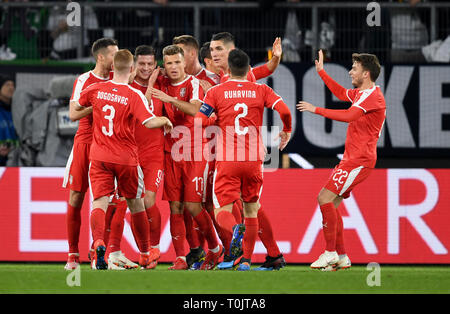 Wolfsburg, Germania. 20 Mar, 2019. Calcio: Partita internazionale, Germania - Serbia in Volkswagen Arena. Luka Jovic (terza da sinistra) dalla Serbia cheers il suo obiettivo di 0:1 con i suoi compagni di squadra. Nota importante: In conformità con i requisiti del DFL Deutsche Fußball Liga o la DFB Deutscher Fußball-Bund, è vietato utilizzare o hanno utilizzato fotografie scattate allo stadio e/o la partita in forma di sequenza di immagini e/o video-come sequenze di foto. Credito: Swen Pförtner/dpa/Alamy Live News Foto Stock