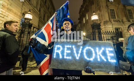 Londra, Regno Unito. 20 Mar, 2019. Pro-Remain manifestanti al di fuori di Downing Street. Numero di interno 10, Theresa Maggio, il Primo ministro è rendere una dichiarazione alla nazione circa Brexit. Credito: Stephen Chung/Alamy Live News Foto Stock