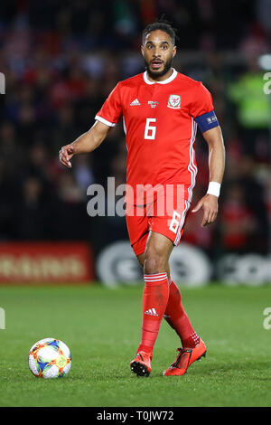 Wrexham, Regno Unito. 20 Mar, 2019. Ashley Williams del Galles in azione. Calcio internazionale amichevole, il Galles v Trinidad & Tobago al Racecourse Ground a Wrexham mercoledì 20 marzo 2019. Questa immagine può essere utilizzata solo per scopi editoriali. Solo uso editoriale, è richiesta una licenza per uso commerciale. Nessun uso in scommesse, giochi o un singolo giocatore/club/league pubblicazioni. pic da Chris Stading/Andrew Orchard fotografia sportiva/Alamy Live news Foto Stock