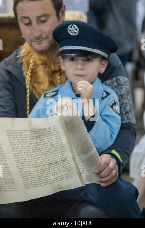 Elkana, Israele. 20 Mar, 2019. La lettura del libro di Ester in una Sinagoga durante la festa ebraica di Purim. In questa vacanza ebrei traditionaly vestito in costumi, leggere la chiocciola di Esther, una storia su un anti-ebraica complotto fallito nell antica Persia e fare un racket ogni volta che il nome di Haman, l'antagonista principale, è menzionato. Credito: Yagil Henkin/Alamy Live News Foto Stock