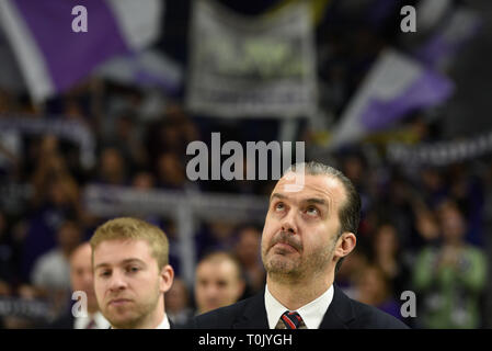 Simone Pianigiani, allenatore di AX Armani Exchange Olimpia Milano è visto durante il 2018/2019 Turkish Airlines Eurolega Regular Season Round 27 gioco tra Real Madrid e AX Armani Exchange Olimpia Milano al centro WiZink in Madrid. Punteggio finale: Real Madrid 92 - 89 AX Armani Exchange Olimpia Milano. Foto Stock