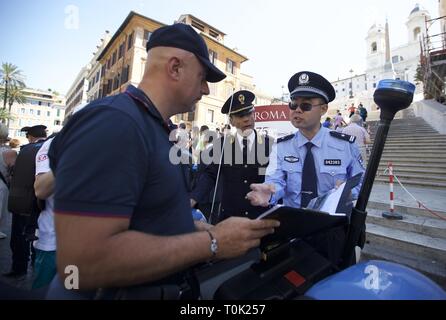 Pechino, Cina. 5 Giugno, 2017. In questo file foto scattata il 5 giugno 2017 un cinese, ufficiale di polizia parla con un italiano ufficiale di polizia durante il loro pattugliamento comune a Piazza di Spagna a Roma, Italia. Nel 2014, la Cina e Italia hanno convenuto di lanciare il pattugliamento comune programma durante il picco di stagioni di viaggio. Dal maggio 2016, la Cina ha inviato tre gruppi di funzionari di polizia per pattugliare le strade in Italia. Ufficiali italiani furono per la prima volta ha invitato per il pattugliamento comune a Pechino e Shanghai in aprile 2017. Credito: Jin Yu/Xinhua/Alamy Live News Foto Stock