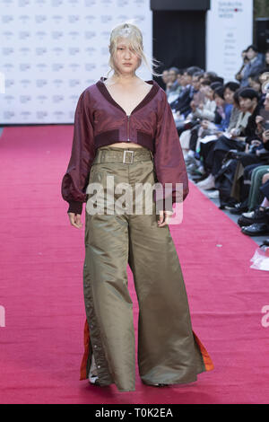 Tokyo, Giappone. Xxi Mar, 2019. Un modello che indossa il marchio di moda "HIROMA'' cammina giù per una strada pista per la pista di Shibuya fashion show come parte di Shibuya Fashion Week di Shibuya. Il Shibuya la settimana della moda di Shibuya promuove la cultura della moda la presentazione e creatori di giapponese in un giorno solo di fashion show, che corre in collaborazione con Amazon la settimana della moda di Tokyo 2019 A/W la raccolta in Tokyo's area alla moda di Shibuya. Shibuya Fashion Week va dal 14 marzo al 24. Credito: Rodrigo Reyes Marin/ZUMA filo/Alamy Live News Foto Stock