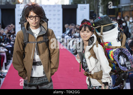 Tokyo, Giappone. Xxi Mar, 2019. Indossando i modelli "Stile hibuya'' panno a piedi giù per una strada pista per la pista di Shibuya fashion show come parte di Shibuya Fashion Week di Shibuya. Il Shibuya la settimana della moda di Shibuya promuove la cultura della moda la presentazione e creatori di giapponese in un giorno solo di fashion show, che corre in collaborazione con Amazon la settimana della moda di Tokyo 2019 A/W la raccolta in Tokyo's area alla moda di Shibuya. Shibuya Fashion Week va dal 14 marzo al 24. Credito: Rodrigo Reyes Marin/ZUMA filo/Alamy Live News Foto Stock