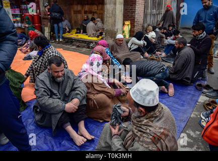 Marzo 21, 2019 - Srinagar, Jammu e Kashmir India - i pazienti del Kashmir visto ricevere trattamento sanguisuga.un tradizionale lavoratore di salute utilizza le sanguisughe per succhiare il sangue impuro come parte di un trattamento a Hazratbal sulle rive del Dal lago nella periferia di Srinagar capitale estiva dell indiano Kashmir amministrato. Ogni anno tradizionali di operatori sanitari in Kashmir per utilizzare le sanguisughe per curare la gente per il prurito, dolorose dei grumi che si sviluppano sulla pelle chiamato chilblains acquisite durante l'inverno. Migliaia di pazienti che soffrono di vari problemi della pelle riceve leech trattamento a Hazratbal in Srinagar. (Credito immagine: Foto Stock