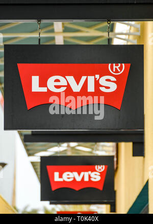 LAS VEGAS, NV, Stati Uniti d'America - Febbraio 2019: Segno sopra l ingresso del Levi's store in Premium Outlets a nord di Las Vegas. Foto Stock