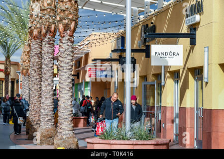 LAS VEGAS, NV, Stati Uniti d'America - Febbraio 2019: People shopping in Premium Outlets a nord di Las Vegas. Foto Stock
