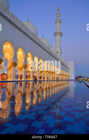 Abu Dhabi - 8 dicembre 2018. Bella vista notturna della Sheikh Zayed Grande Moschea di Abu Dhabi, negli Emirati Arabi Uniti. Foto Stock