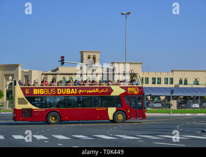 Dubai, Emirati Arabi Uniti - dic 9 2018. Big Bus sulla vecchia strada in Dubai. Big Bus Tours è il più grande operatore di autobus con tetto scoperto gite turistiche in tutto il mondo. Foto Stock