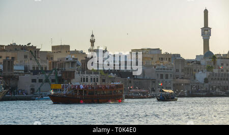 Dubai, Emirati Arabi Uniti - dic 9 2018. La barca di legno (acqua bus) sul Dubai Creek. Il torrente è un uomo reso navigabile per la comodità di navi commerciali. Foto Stock