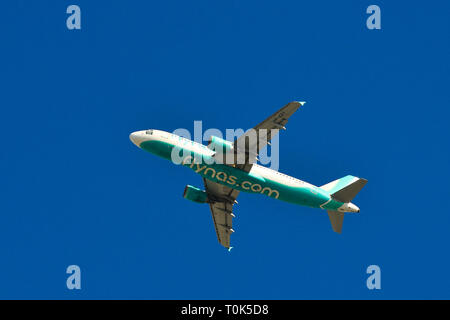 Dubai, Emirati Arabi Uniti - dic 9 2018. Un Airbus A320 aeroplano di Flynas decollo dall'Aeroporto Internazionale di Dubai (DXB). Foto Stock